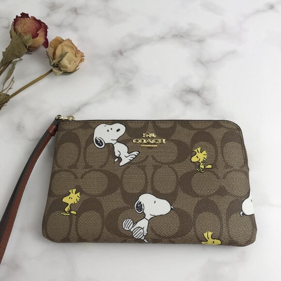 NWT Coach X Peanuts Corner Zip Wristlet Wallet With Snoopy & Woodstock - Picture 1 of 10